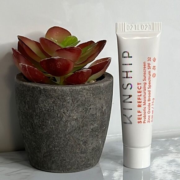 $5💥 KINSHIP SELF REFLECT PROBIOTIC MOISTURIZING SUNSCREEN SPF 32 - Picture 1 of 3
